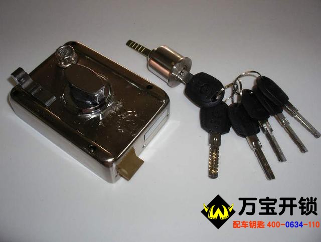 其实防盗门经开锁公司开锁后,一般不需要换锁。现在的开锁公司在开业前要上报公安机关备案、审批的正规机构,其正常开展业务(也就是开锁)是安全守法的行为,不会出现人们担心的事情。再说开锁公司开锁并不需要用锁匙,而是用特殊的器具。每天都有丢了锁匙请开锁公司开锁的,却没有因此失窃,可见开锁公司是可靠的,不必过虑。若果实在不放心,可以把锁换了。 其实防盗门经开锁公司开锁后,一般不需要换锁。现在的开锁公司在开业前要上报公安机关备案、审批的正规机构,其正常开展业务(也就是开锁)是安全守法的行为,不会出现人们担心的事情。再说开锁公司开锁并不需要用锁匙,而是用特殊的器具。每天都有丢了锁匙请开锁公司开锁的,却没有因此失窃,可见开锁公司是可靠的,不必过虑。若果实在不放心,可以把锁换了。